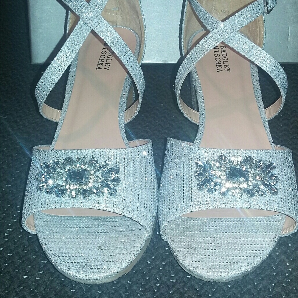 Badgley Mischka "Pernia Gems" kids size 4 wht.